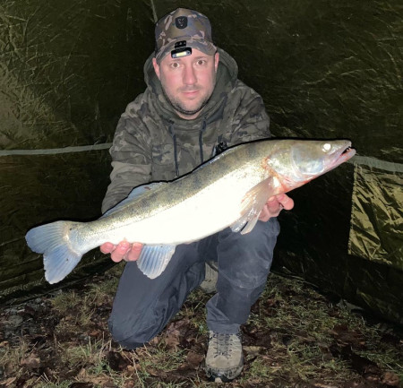 Hannes mit einen schönen 66cm Zander 