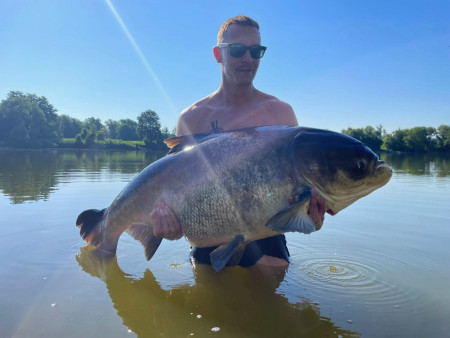 Michi mit einen Silberkarpfen von 49kg
